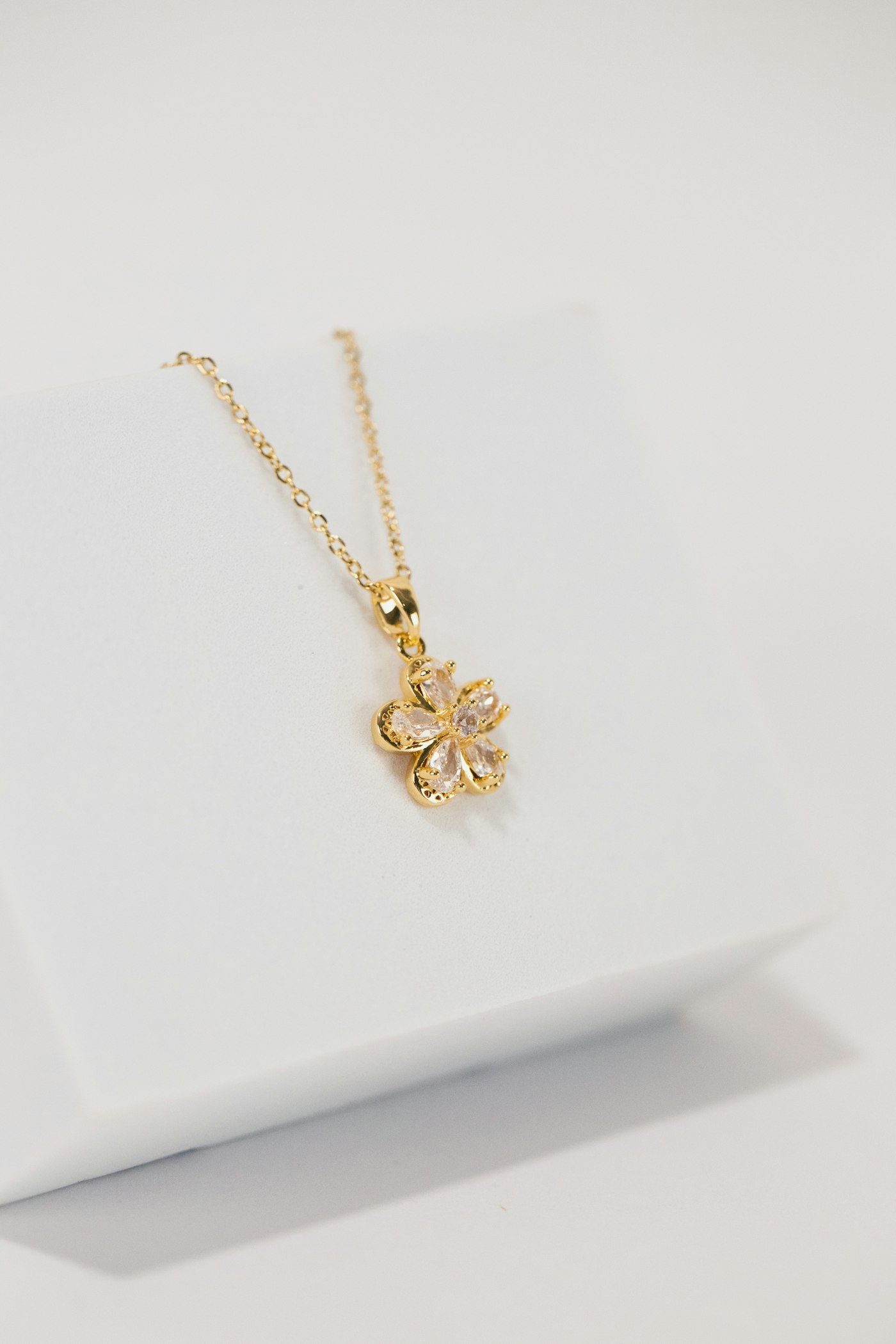 Flower Pendant Necklace, gold-plated surgical stainless steel (acero quirúrgico)