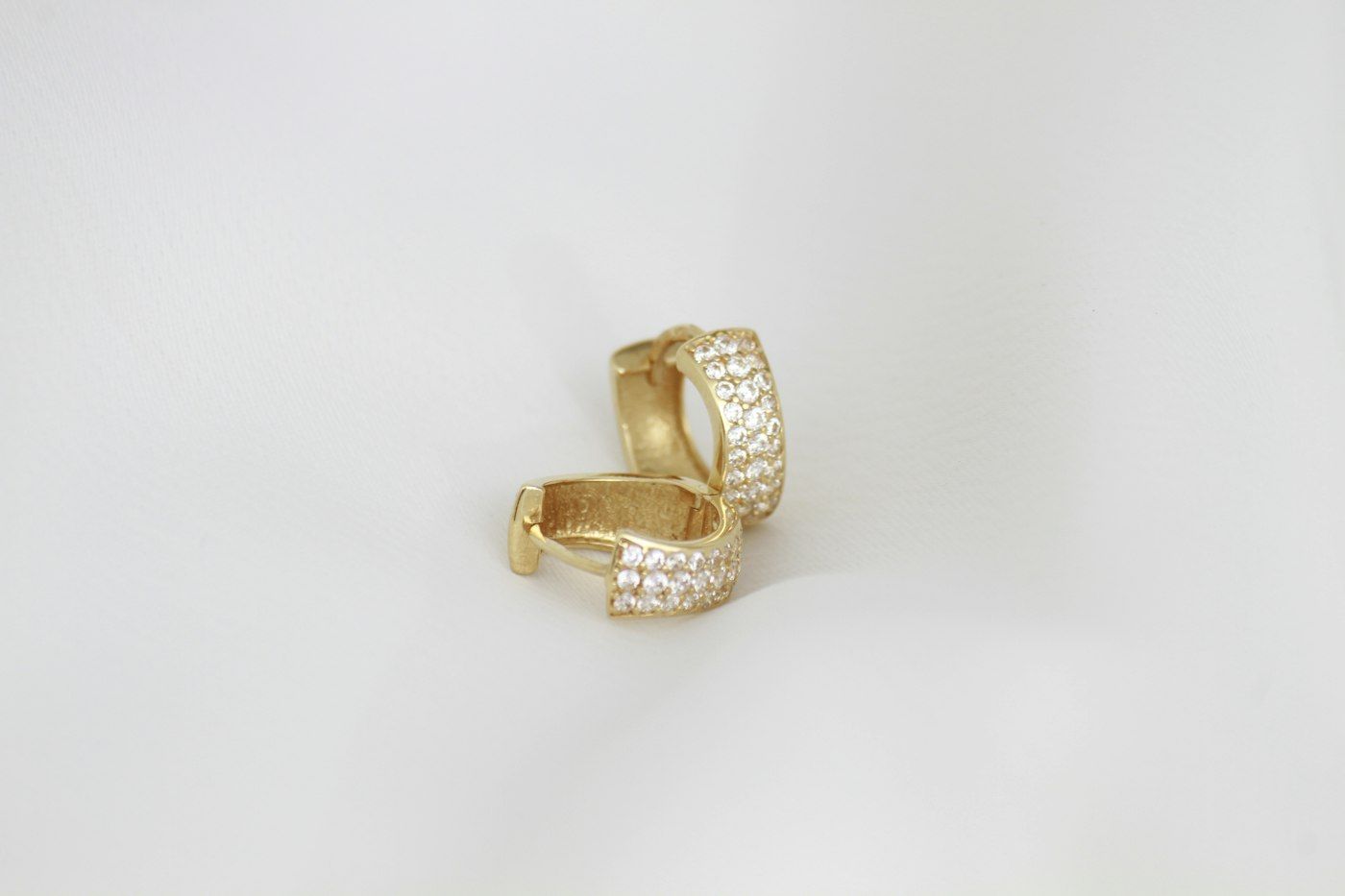 Pavé Huggie Earrings, gold-plated surgical stainless steel (acero quirúrgico)