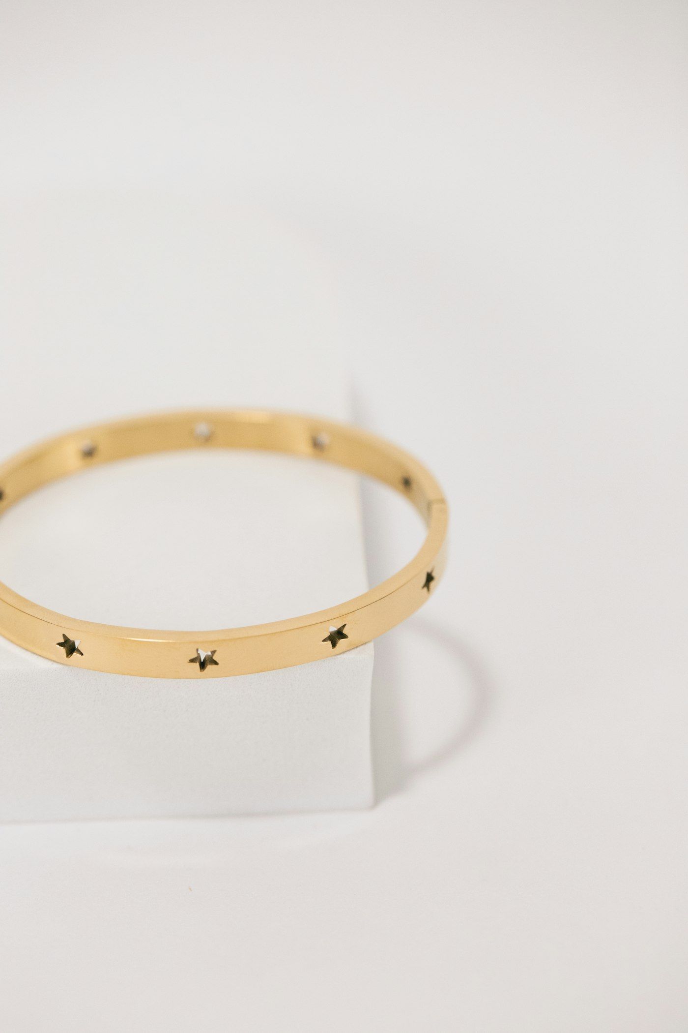 Star Bangle, gold-plated surgical stainless steel (acero quirúrgico)